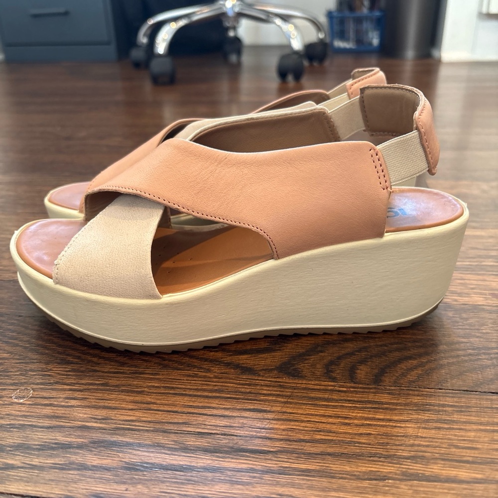 Chic Two-Tone Italian Leather Wedge Sandals - Picture 3 of 6